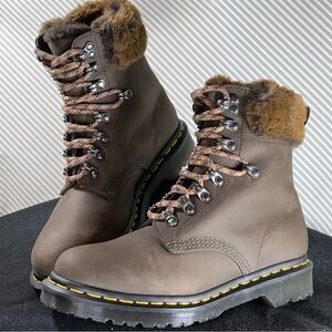 🥾Dr. Martens Womens 1460 Serena Collar Faux Fur Lined Combat Boots US 7.5 Brown